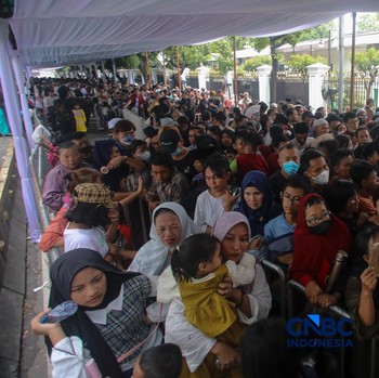 Penampakan Warga Antre-Berdesakan Hadiri Open House Prabowo di Istana