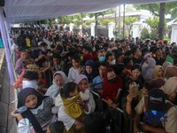 Penampakan Warga Antre-Berdesakan Hadiri Open House Prabowo di Istana