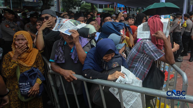 Warga antre dan menunggu masuk untuk Halal bihalal bersama Presiden Prabowo Subianto di Istana Negara, Jakarta, Sabtu (21/3/2026). (CNBC Indonesia/Faisal Rahman)