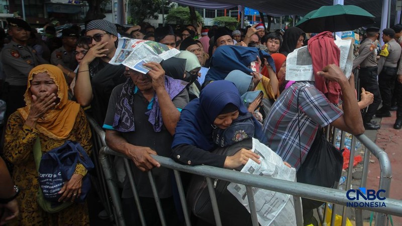 Warga antre dan menunggu masuk untuk Halal bihalal bersama Presiden Prabowo Subianto di Istana Negara, Jakarta, Sabtu (21/3/2026). (CNBC Indonesia/Faisal Rahman)