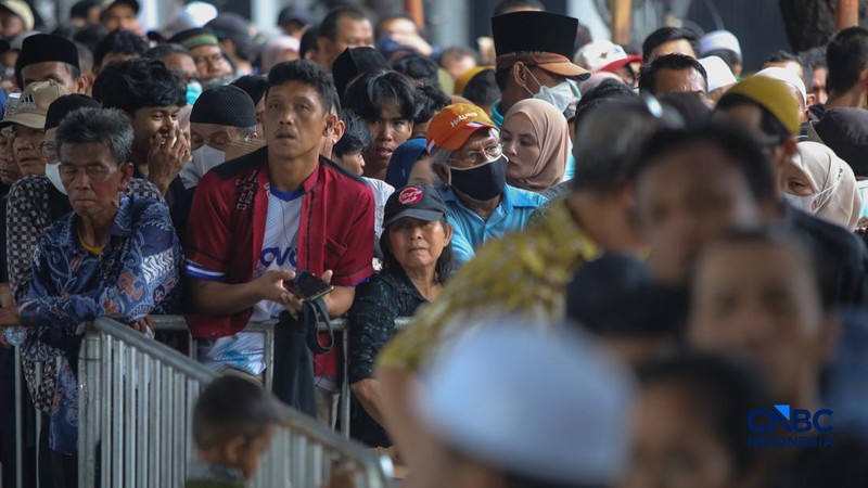 Warga antre dan menunggu masuk untuk Halal bihalal bersama Presiden Prabowo Subianto di Istana Negara, Jakarta, Sabtu (21/3/2026). (CNBC Indonesia/Faisal Rahman)