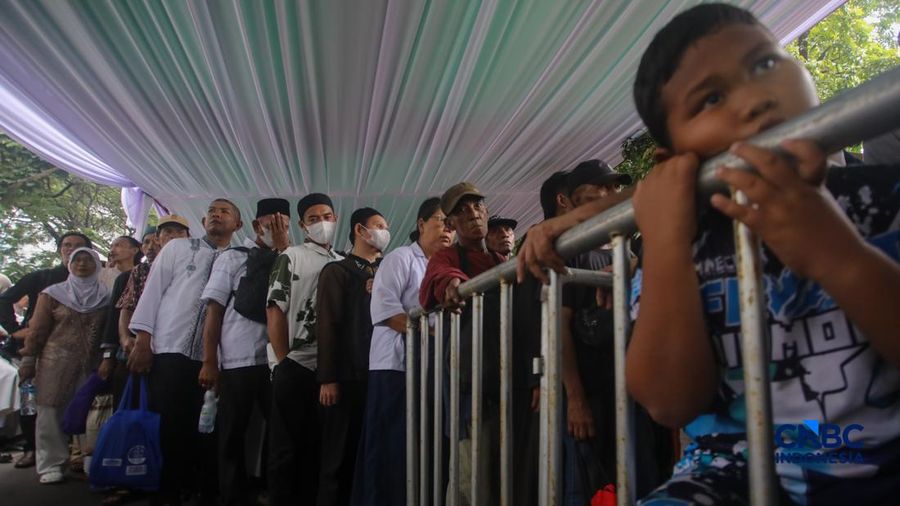 Warga antre dan menunggu masuk untuk Halal bihalal bersama Presiden Prabowo Subianto di Istana Negara, Jakarta, Sabtu (21/3/2026). (CNBC Indonesia/Faisal Rahman)
