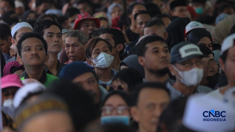 Warga antre dan menunggu masuk untuk Halal bihalal bersama Presiden Prabowo Subianto di Istana Negara, Jakarta, Sabtu (21/3/2026). (CNBC Indonesia/Faisal Rahman)