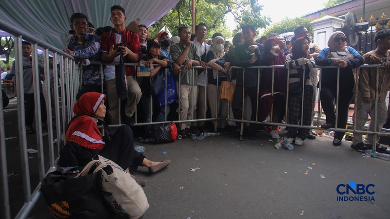 Warga antre dan menunggu masuk untuk Halal bihalal bersama Presiden Prabowo Subianto di Istana Negara, Jakarta, Sabtu (21/3/2026). (CNBC Indonesia/Faisal Rahman)