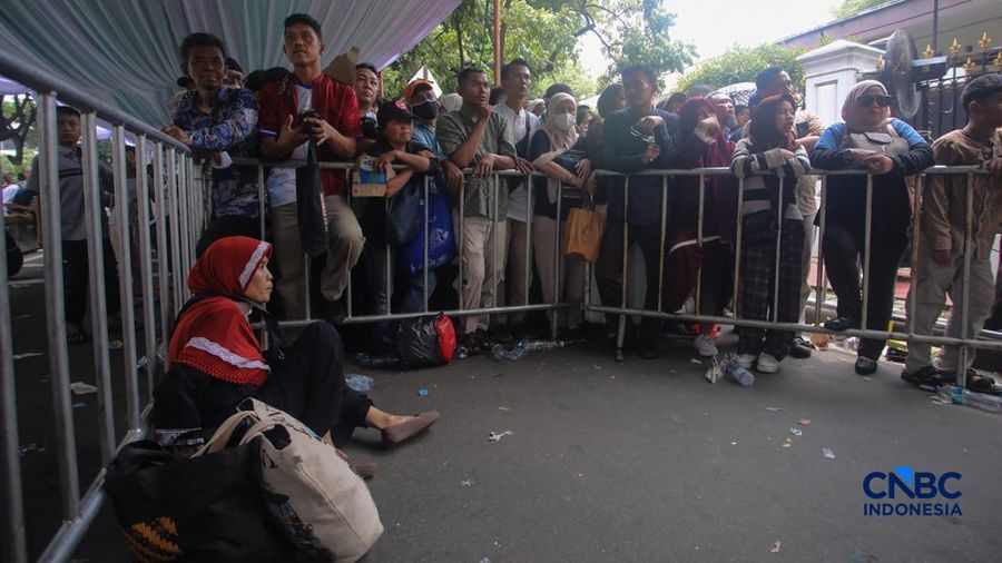 Warga antre dan menunggu masuk untuk Halal bihalal bersama Presiden Prabowo Subianto di Istana Negara, Jakarta, Sabtu (21/3/2026). (CNBC Indonesia/Faisal Rahman)