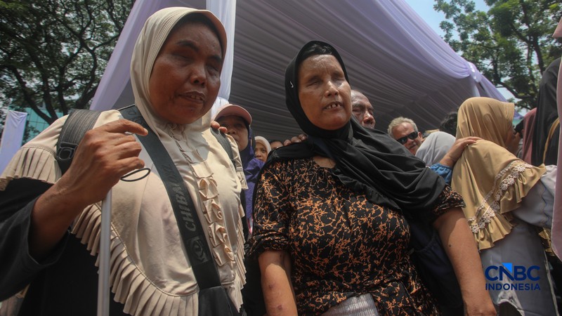 Warga antre dan menunggu masuk untuk Halal bihalal bersama Presiden Prabowo Subianto di Istana Negara, Jakarta, Sabtu (21/3/2026). (CNBC Indonesia/Faisal Rahman)
