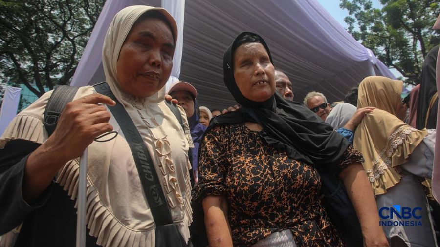 Warga antre dan menunggu masuk untuk Halal bihalal bersama Presiden Prabowo Subianto di Istana Negara, Jakarta, Sabtu (21/3/2026). (CNBC Indonesia/Faisal Rahman)