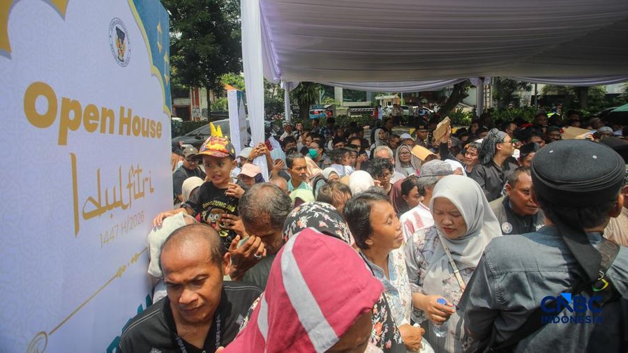 Warga antre dan menunggu masuk untuk Halal bihalal bersama Presiden Prabowo Subianto di Istana Negara, Jakarta, Sabtu (21/3/2026). (CNBC Indonesia/Faisal Rahman)