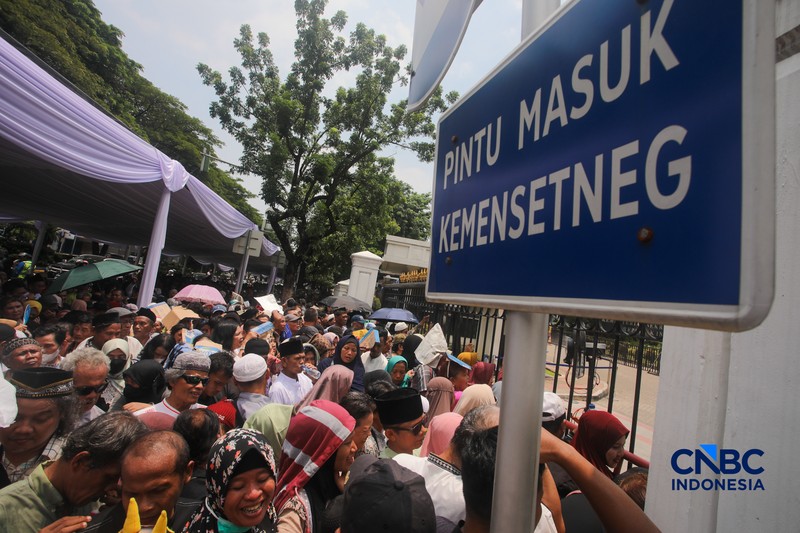 Warga antre dan menunggu masuk untuk Halal bihalal bersama Presiden Prabowo Subianto di Istana Negara, Jakarta, Sabtu (21/3/2026). (CNBC Indonesia/Faisal Rahman)