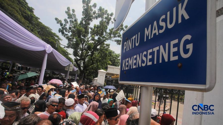 Warga antre dan menunggu masuk untuk Halal bihalal bersama Presiden Prabowo Subianto di Istana Negara, Jakarta, Sabtu (21/3/2026). (CNBC Indonesia/Faisal Rahman)