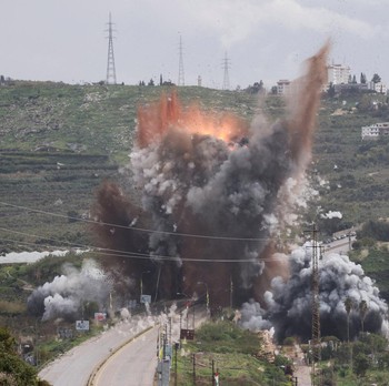 Potret Detik-Detik Israel Hancurkan Jembatan Qasmiyeh di Lebanon