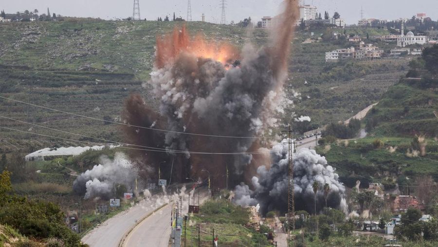 Asap mengepul setelah serangan Israel terhadap sebuah jembatan, menyusul eskalasi antara Hizbullah dan Israel, di tengah konflik AS-Israel dengan Iran, dekat Qasmiyeh, Lebanon, 22 Maret 2026. (REUTERS/Amr Abdallah Dalsh)