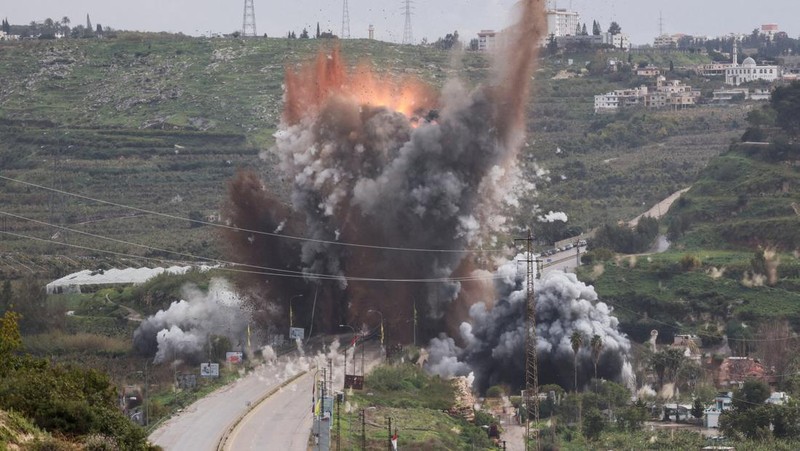 Asap mengepul setelah serangan Israel terhadap sebuah jembatan, menyusul eskalasi antara Hizbullah dan Israel, di tengah konflik AS-Israel dengan Iran, dekat Qasmiyeh, Lebanon, 22 Maret 2026. (REUTERS/Amr Abdallah Dalsh)