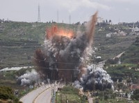 Potret Detik-Detik Israel Hancurkan Jembatan Qasmiyeh di Lebanon