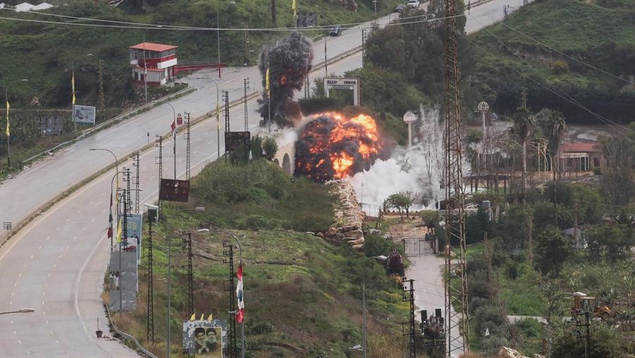 Asap mengepul setelah serangan Israel terhadap sebuah jembatan, menyusul eskalasi antara Hizbullah dan Israel, di tengah konflik AS-Israel dengan Iran, dekat Qasmiyeh, Lebanon, 22 Maret 2026. (REUTERS/Amr Abdallah Dalsh)
