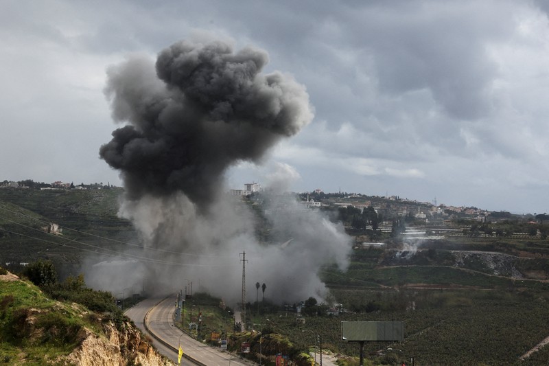 Asap mengepul setelah serangan Israel terhadap sebuah jembatan, menyusul eskalasi antara Hizbullah dan Israel, di tengah konflik AS-Israel dengan Iran, dekat Qasmiyeh, Lebanon, 22 Maret 2026. (REUTERS/Amr Abdallah Dalsh)