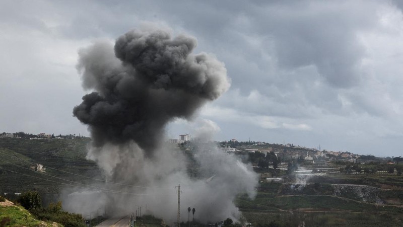 Asap mengepul setelah serangan Israel terhadap sebuah jembatan, menyusul eskalasi antara Hizbullah dan Israel, di tengah konflik AS-Israel dengan Iran, dekat Qasmiyeh, Lebanon, 22 Maret 2026. (REUTERS/Amr Abdallah Dalsh)