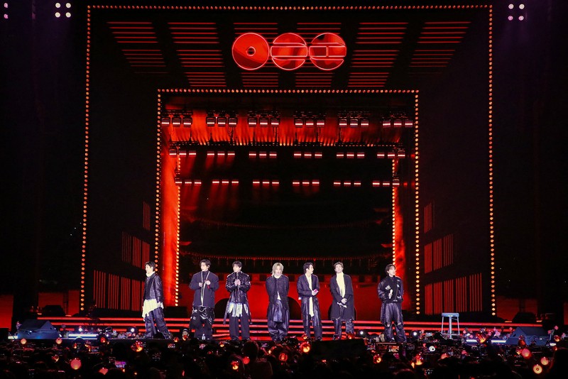 Grup Kpop BTS tampil dalam konser &lsquo;BTS The Comeback Live Arirang&rsquo; di pusat kota Seoul, Korea Selatan, 21 Maret 2026. (REUTERS/Kim Hong-ji/Pool)