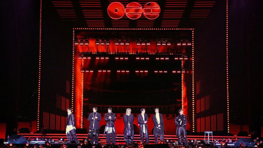 Grup Kpop BTS tampil dalam konser &lsquo;BTS The Comeback Live Arirang&rsquo; di pusat kota Seoul, Korea Selatan, 21 Maret 2026. (REUTERS/Kim Hong-ji/Pool)