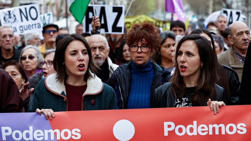 Para pengunjuk rasa berdemonstrasi dengan slogan 