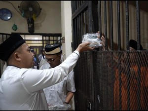 Lebaran di Balik Jeruji, Tahanan Polres Serang Terharu Bisa Makan Opor-Rendang