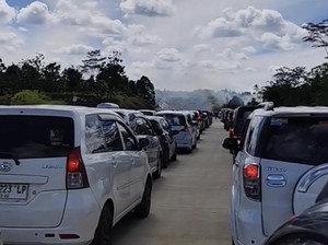Pikap Angkut Wisatawan  Ngeyel Mau Masuk Tol Bocimi Saat One Way
