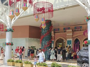 Hari Kedua Lebaran, Warga Ramai Kunjungi Mal di Medan