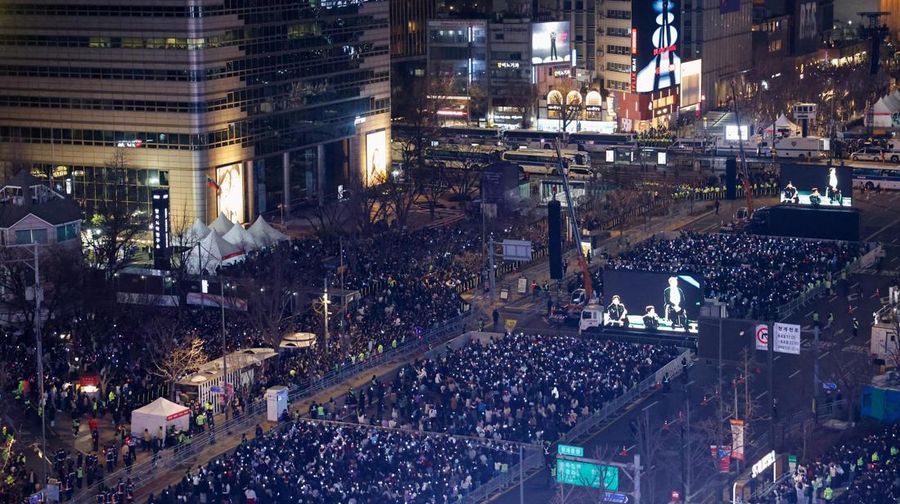 Orang-orang menonton konser 'BTS The Comeback Live Arirang' di pusat kota Seoul, Korea Selatan, 21 Maret 2026. (REUTERS/Kim Soo-hyeon)