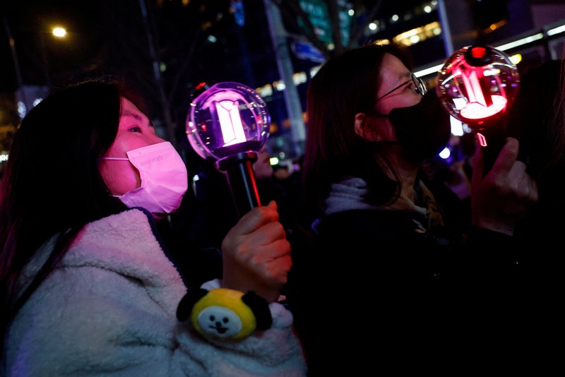 Grup Kpop BTS tampil dalam konser &lsquo;BTS The Comeback Live Arirang&rsquo; di pusat kota Seoul, Korea Selatan, 21 Maret 2026. (REUTERS/Kim Hong-ji/Pool)