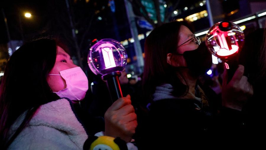 Grup Kpop BTS tampil dalam konser &lsquo;BTS The Comeback Live Arirang&rsquo; di pusat kota Seoul, Korea Selatan, 21 Maret 2026. (REUTERS/Kim Hong-ji/Pool)