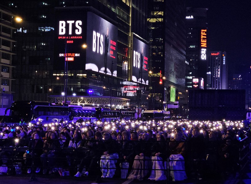 Grup Kpop BTS tampil dalam konser &lsquo;BTS The Comeback Live Arirang&rsquo; di pusat kota Seoul, Korea Selatan, 21 Maret 2026. (REUTERS/Kim Hong-ji/Pool)