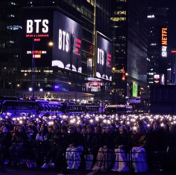 Comeback BTS Pecah! Penampakan Seoul Dikepung Lautan ARMY
