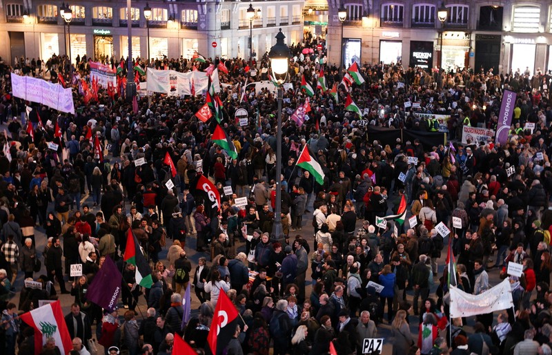 Para pengunjuk rasa berdemonstrasi dengan slogan