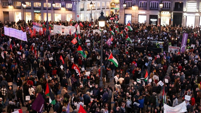 Para pengunjuk rasa berdemonstrasi dengan slogan 