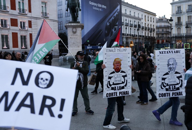 Para pengunjuk rasa berdemonstrasi dengan slogan