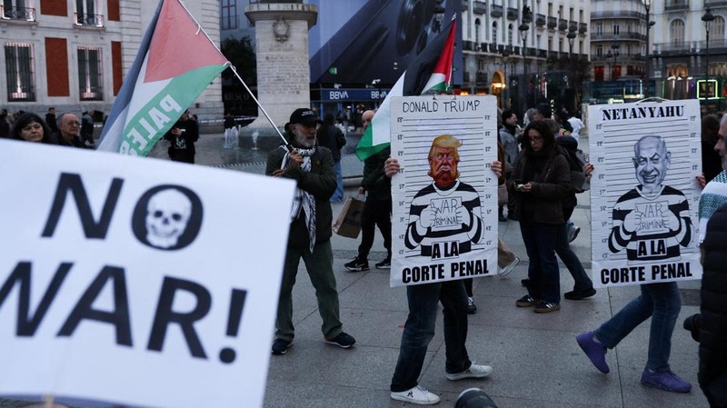 Para pengunjuk rasa berdemonstrasi dengan slogan 