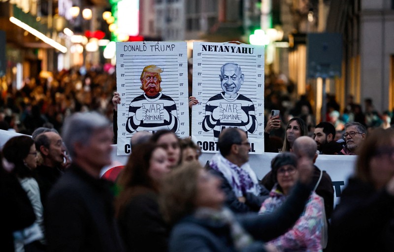 Para pengunjuk rasa berdemonstrasi dengan slogan