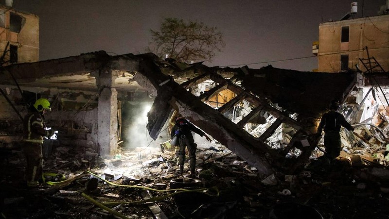 Sebuah tayangan drone menunjukkan kawah di lingkungan perumahan, menyusul serangan rudal Iran semalam yang melukai puluhan warga Israel, di tengah konflik AS-Israel dengan Iran, di Arad, Israel selatan, 22 Maret 2026. (REUTERS/Dedi Hayun)