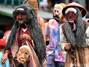 Topeng, Tawa, dan Tradisi: Sekura 2 Syawal yang Selalu Dinanti di Lampung Barat