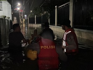 Telepon Layanan 110, Warga Kebanjiran di Ciracas Langsung Dievakuasi Polisi