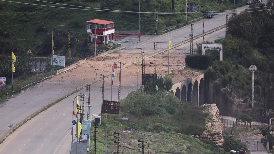 Asap mengepul setelah serangan Israel terhadap sebuah jembatan, menyusul eskalasi antara Hizbullah dan Israel, di tengah konflik AS-Israel dengan Iran, dekat Qasmiyeh, Lebanon, 22 Maret 2026. (REUTERS/Amr Abdallah Dalsh)