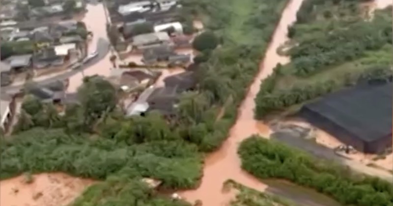 Rekaman udara yang dirilis Penjaga Pantai Amerika Serikat pada Jumat (20/3/2026) menunjukkan banjir parah yang melanda wilayah Hawaii, khususnya di Pulau Oahu. (Tangkapan Layar Video Reuters/U.S. COAST GUARD HANDOUT)
