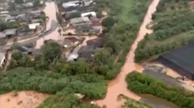 Rekaman udara yang dirilis Penjaga Pantai Amerika Serikat pada Jumat (20/3/2026) menunjukkan banjir parah yang melanda wilayah Hawaii, khususnya di Pulau Oahu. (Tangkapan Layar Video Reuters/U.S. COAST GUARD HANDOUT)