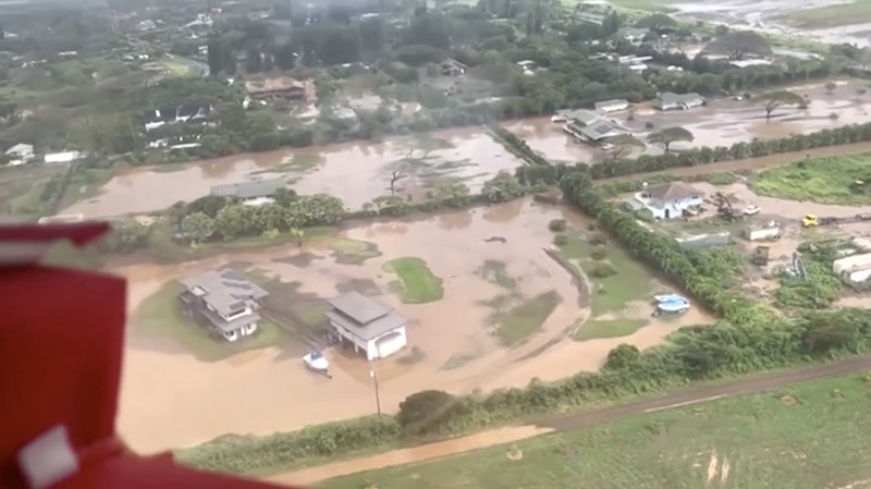 Rekaman udara yang dirilis Penjaga Pantai Amerika Serikat pada Jumat (20/3/2026) menunjukkan banjir parah yang melanda wilayah Hawaii, khususnya di Pulau Oahu. (Tangkapan Layar Video Reuters/U.S. COAST GUARD HANDOUT)