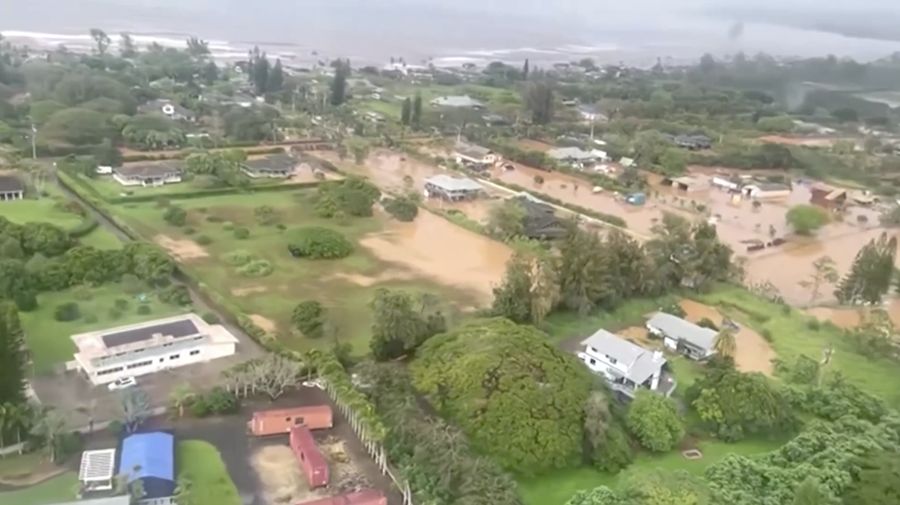 Rekaman udara yang dirilis Penjaga Pantai Amerika Serikat pada Jumat (20/3/2026) menunjukkan banjir parah yang melanda wilayah Hawaii, khususnya di Pulau Oahu. (Tangkapan Layar Video Reuters/U.S. COAST GUARD HANDOUT)