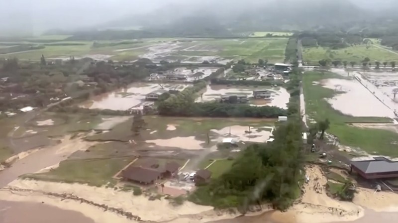 Rekaman udara yang dirilis Penjaga Pantai Amerika Serikat pada Jumat (20/3/2026) menunjukkan banjir parah yang melanda wilayah Hawaii, khususnya di Pulau Oahu. (Tangkapan Layar Video Reuters/U.S. COAST GUARD HANDOUT)