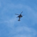 Sebuah pesawat terbang melintas di atas helikopter Apache Israel di dekat perbatasan Israel dengan Lebanon, di tengah eskalasi antara Hizbullah yang didukung Iran dan Israel serta konflik AS-Israel dengan Iran, di Israel utara, 22 Maret 2026. (REUTER