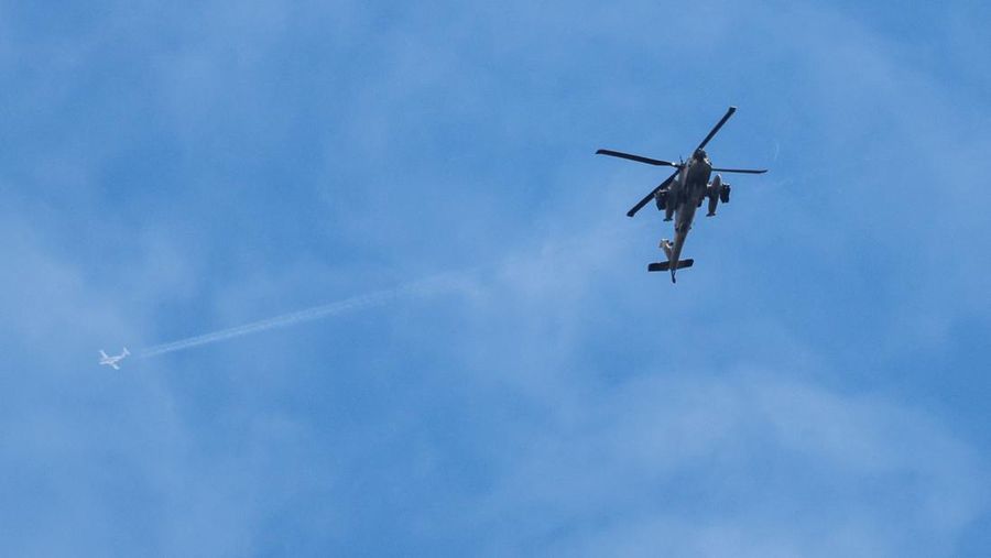 Asap mengepul setelah serangan Israel terhadap sebuah jembatan, menyusul eskalasi antara Hizbullah dan Israel, di tengah konflik AS-Israel dengan Iran, dekat Qasmiyeh, Lebanon, 22 Maret 2026. (REUTERS/Amr Abdallah Dalsh)