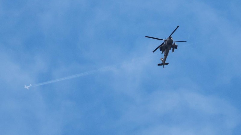 Asap mengepul setelah serangan Israel terhadap sebuah jembatan, menyusul eskalasi antara Hizbullah dan Israel, di tengah konflik AS-Israel dengan Iran, dekat Qasmiyeh, Lebanon, 22 Maret 2026. (REUTERS/Amr Abdallah Dalsh)