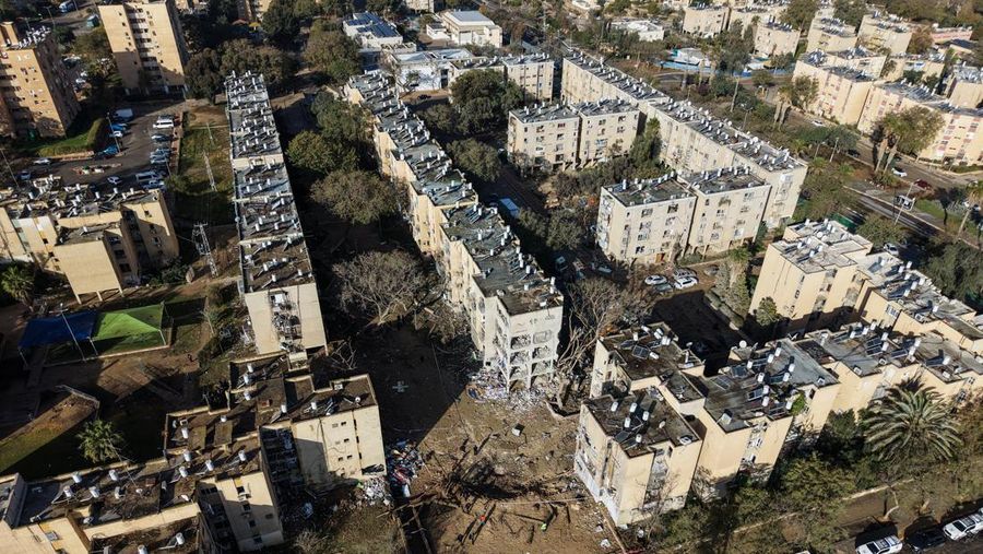 Sebuah tayangan drone menunjukkan kawah di lingkungan perumahan, menyusul serangan rudal Iran semalam yang melukai puluhan warga Israel, di tengah konflik AS-Israel dengan Iran, di Arad, Israel selatan, 22 Maret 2026. (REUTERS/Dedi Hayun)